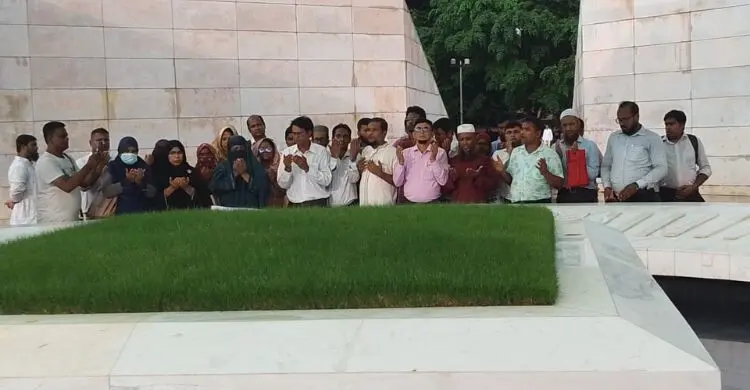 জিয়াউর রহমান ও খালেদা জিয়ার সমাধিতে এনটিআরসিএ নিবন্ধনধারীদের শ্রদ্ধা