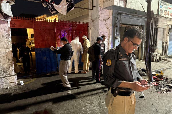পাকিস্তানের সোয়াত উপত্যকায় ভয়াবহ আত্মঘাতী হামলা: নিহত অন্তত ১৪