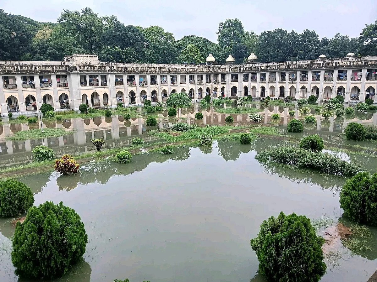 দুর্যোগপূর্ণ আবহাওয়ার কারণে ঢাকা বিশ্ববিদ্যালয়ের সোমবারের সব পরীক্ষা স্থগিত: শিক্ষার্থীদের ভোগান্তি