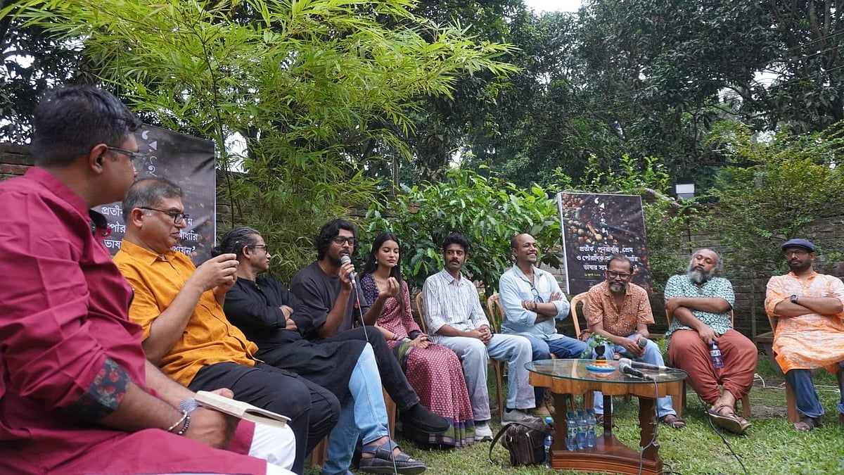 বৃষ্টি উপেক্ষা করে রাজশাহীতে ‘রইদ’ নিয়ে ম্যাজিক লণ্ঠনের ব্যতিক্রমী তাত্ত্বিক আড্ডা