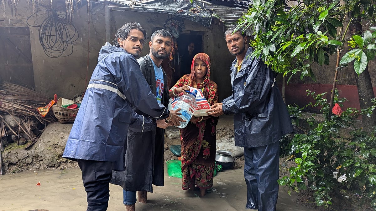 বাঁশখালীতে পানিবন্দী মানুষের চরম দুর্ভোগ: জরুরি খাদ্য ও ওষুধ নিয়ে পাশে প্রথম আলো বন্ধুসভা