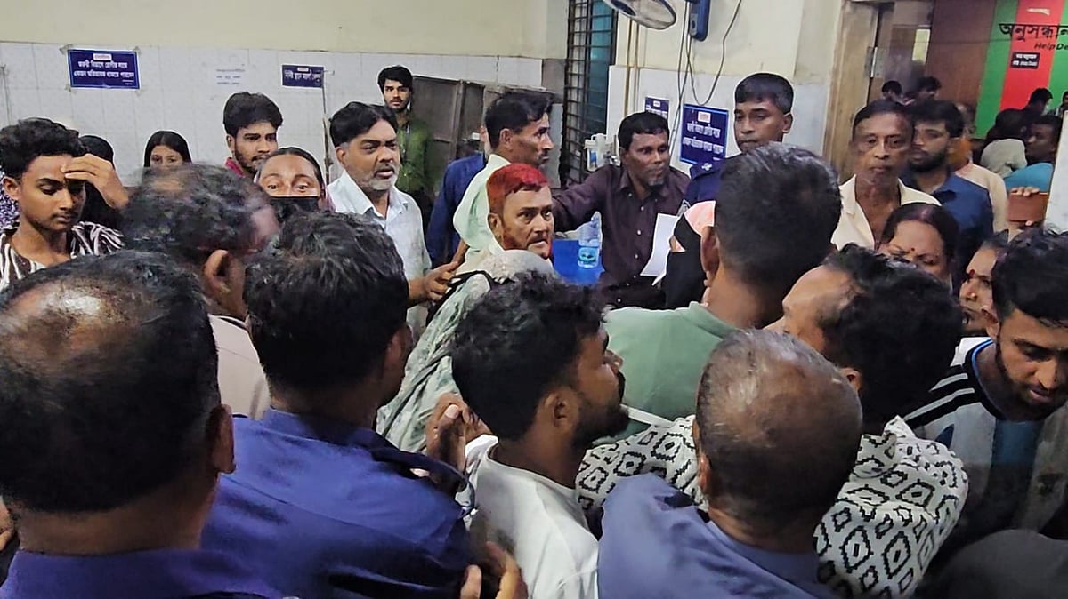 মুন্সিগঞ্জে জমিসংক্রান্ত বিরোধে রণক্ষেত্র মিজিকান্দি: হাসপাতাল চত্বরেও সংঘর্ষ, আহত ১২, আশঙ্কাজনক ৩