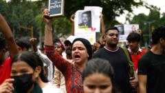 ভারতে শিক্ষা সংস্কারের দাবিতে আন্দোলনকারীদের ওপর পুলিশের কঠোর বাধা: উত্তপ্ত পরিস্থিতি